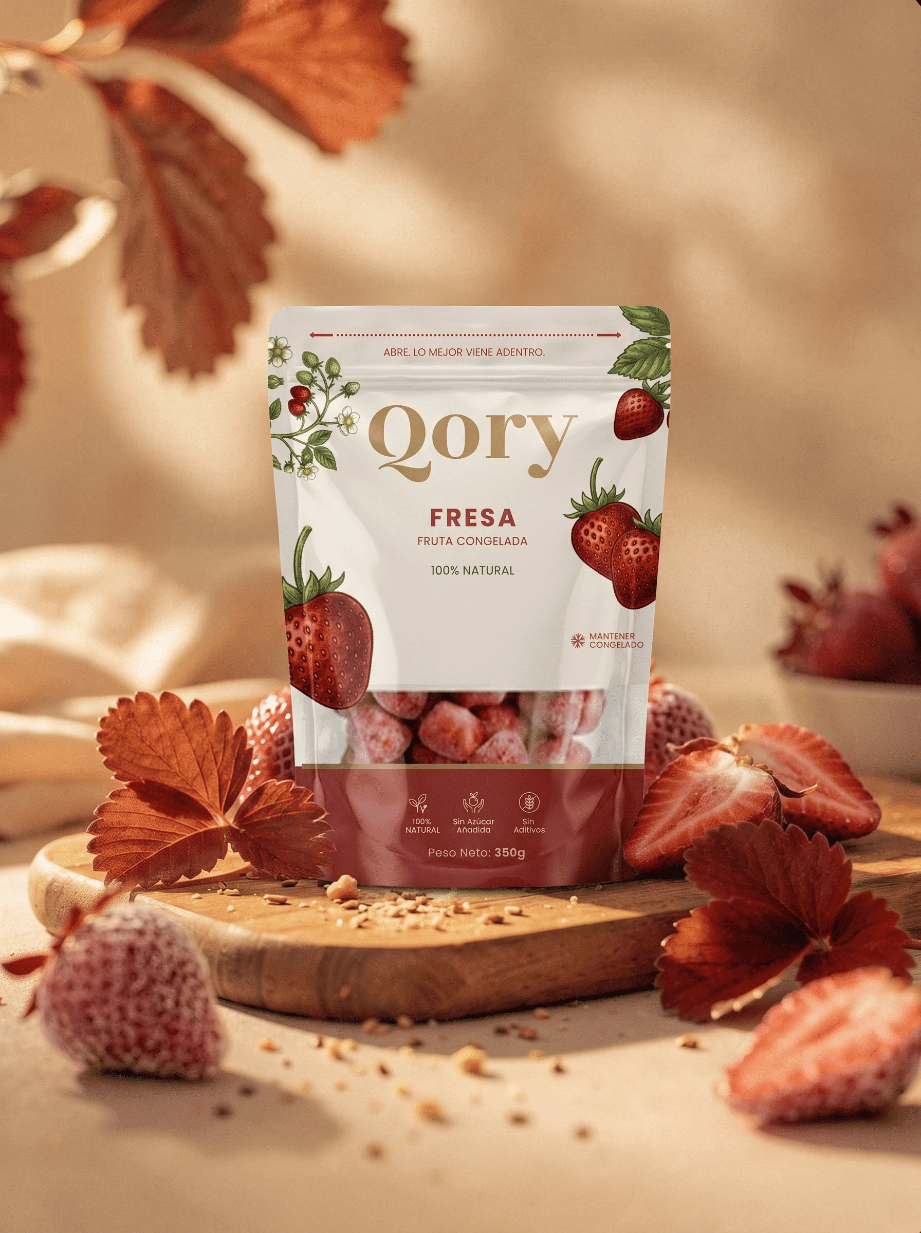 Bolsas de fruta congelada Qory sostenidas en mano